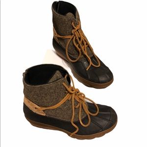 Stylish Women's Black and Tan Boots